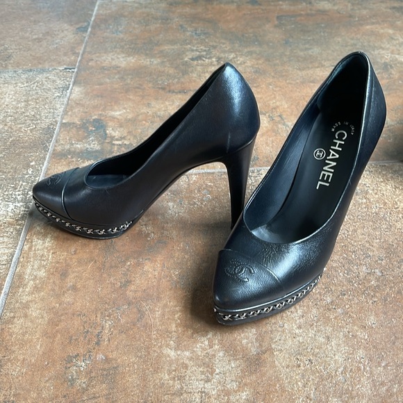 CHANEL black lambskin pumps - Picture 4 of 5